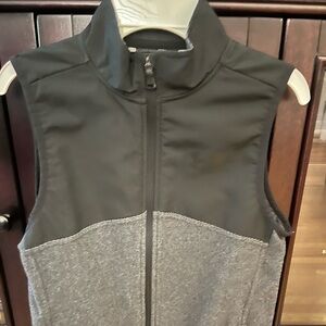 Under armour boys vest. Size medium.